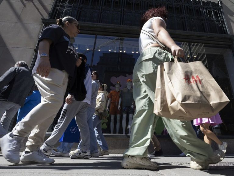 Les consommateurs canadiens achètent moins mais paient plus