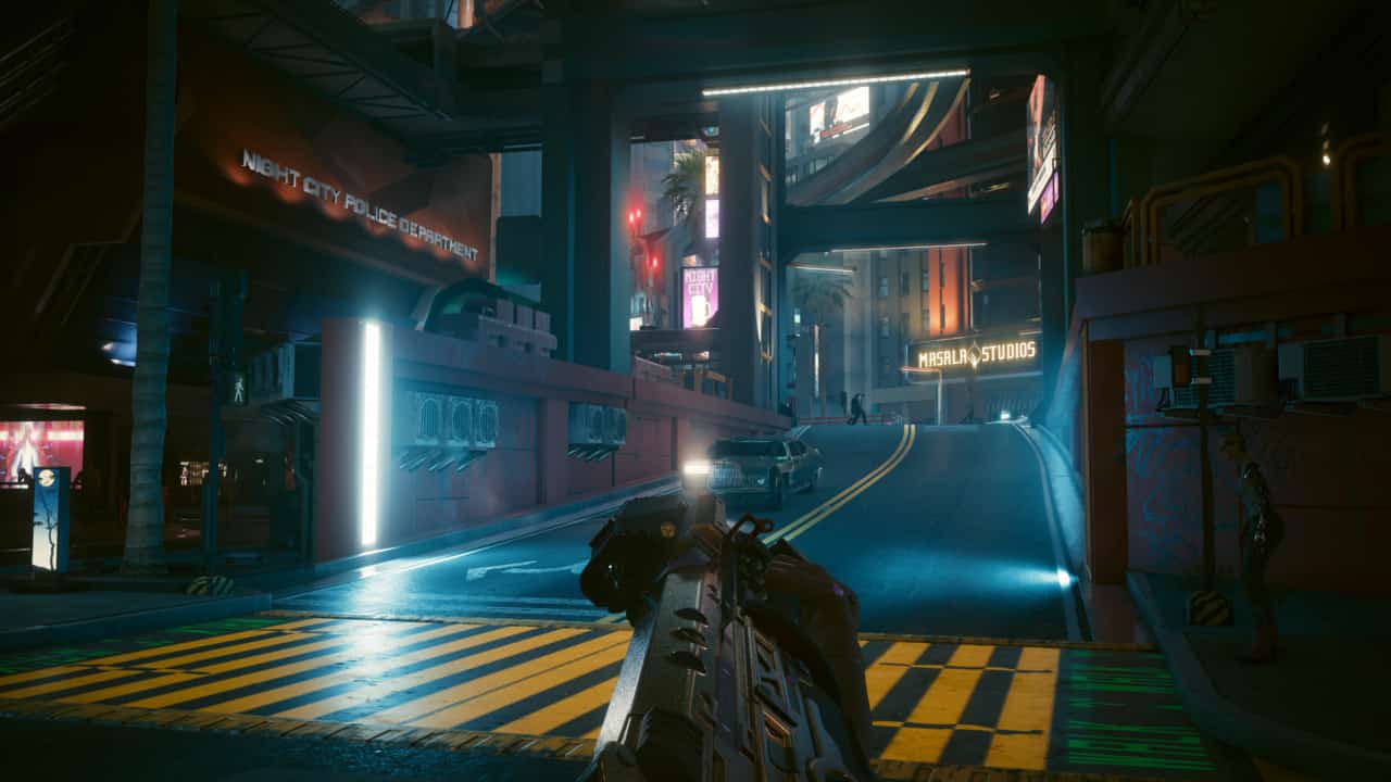 Meilleures versions de Cyberpunk 2077 pour la version 2.0 : personnage brandissant un fusil d'assaut.