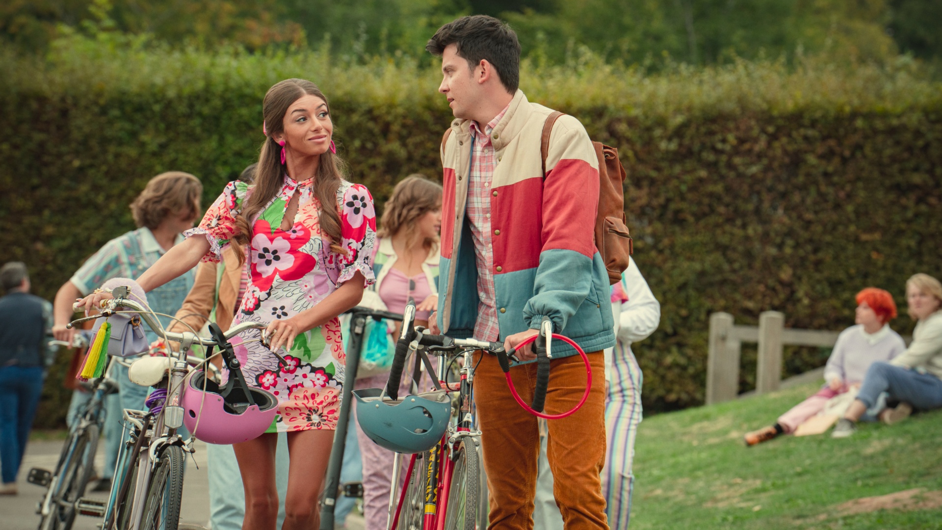 Mimi Keene et Asa Butterfield dans la saison 4 de Sex Education