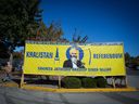 Une photographie du défunt président du temple, Hardeep Singh Nijjar, est visible sur une bannière à l'extérieur du Guru Nanak Sikh Gurdwara Sahib, à Surrey, en Colombie-Britannique, le lundi 18 septembre 2023. LA PRESSE CANADIENNE/Darryl Dyck