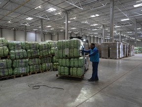 Un camion transportant des fournitures pour l’Ukraine dans un entrepôt d’aide.