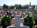 Des gens se tiennent devant la tombe d'Ulma lors de la béatification de la famille à Markowa le 10 septembre 2023.