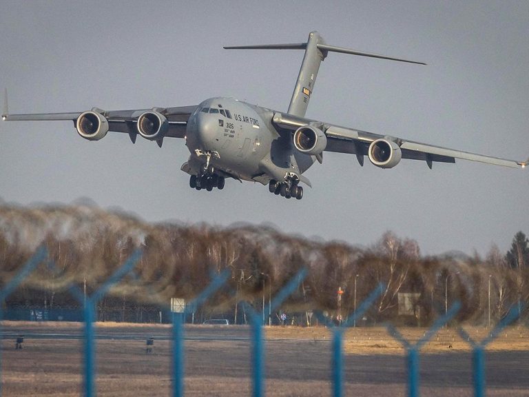 Les victimes ensanglantées et l’élément vital de la défense de l’Ukraine transitent tous deux par un petit aéroport polonais