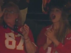 La mère de Travis Kelce, Donna, à gauche, encourage les Chiefs de Kansas City aux côtés de Taylor Swift.  Swift et Travis Kelce auraient une relation amoureuse.