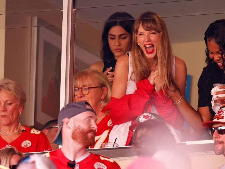 Taylor Swift atterrit au Arrowhead Stadium pour encourager Travis Kelce et les Chiefs