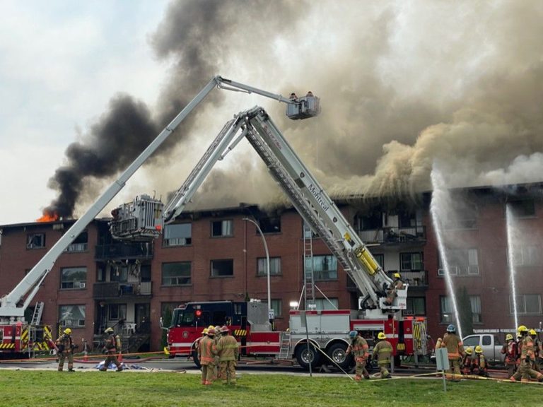 Les pompiers luttent contre un incendie déclenché par quatre alarmes dans un immeuble résidentiel de Dorval