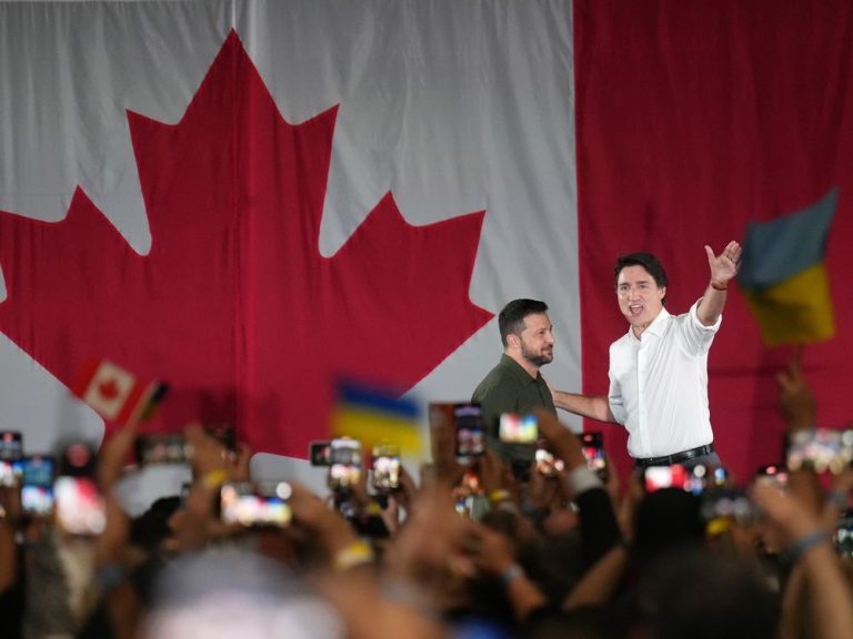 Zelensky, accompagné de Trudeau, salue une foule enthousiaste de partisans à Toronto