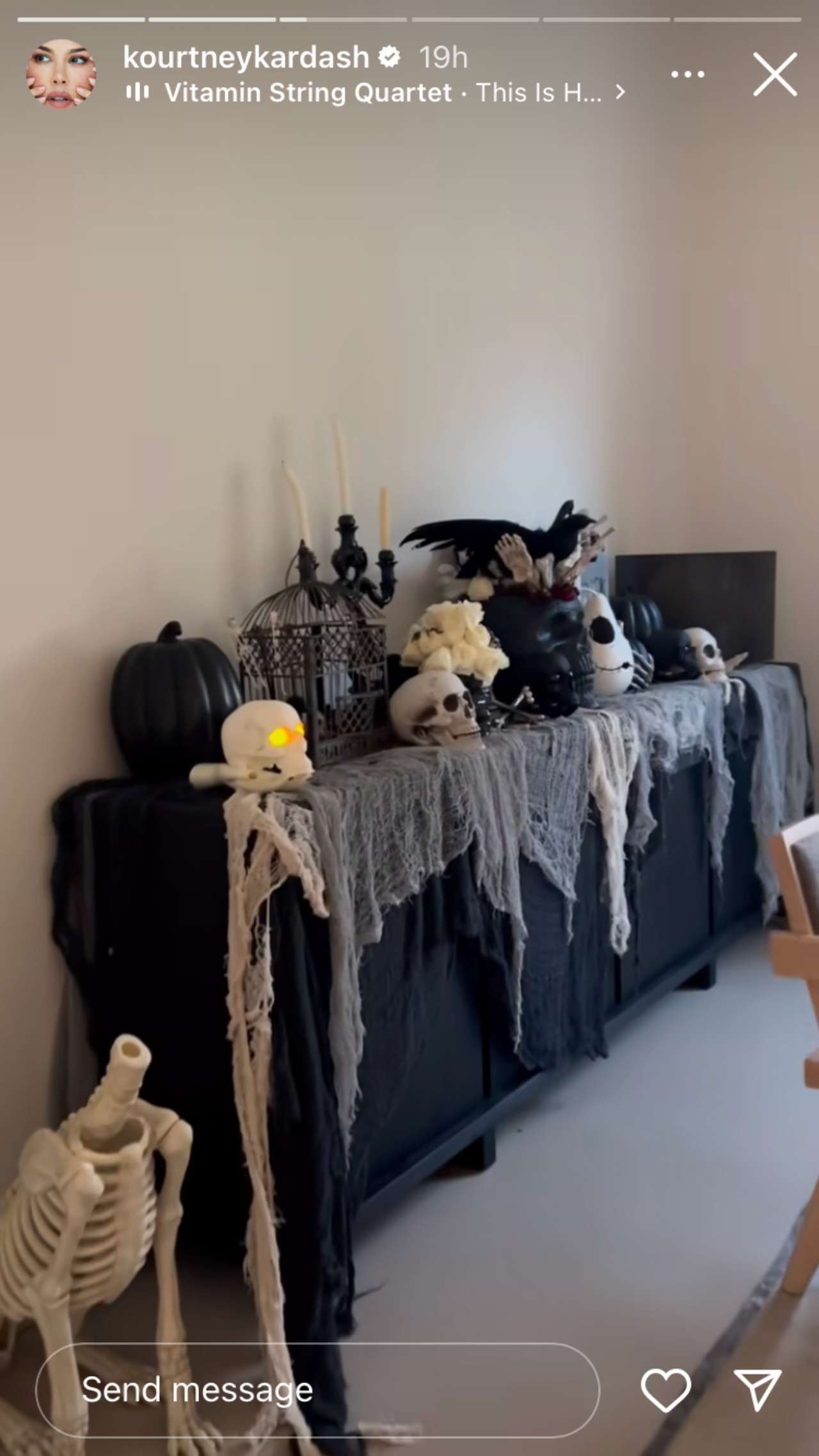 Décor de crédence d'Halloween de Kourtney Kardashian