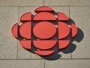 Une vue du logo actuel de CBC dans le centre-ville d'Edmonton.