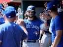 Bo Bichette #11 des Blue Jays de Toronto célèbre avec ses coéquipiers après avoir frappé un circuit contre les Reds de Cincinnati au Great American Ball Park le 20 août 2023