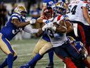 Kyrie Wilson (arrière central) des Blue Bombers s'attaque à William Stanback (31) des Alouettes de Montréal à Winnipeg le 24 août 2023. Stanback, qui a produit deux matchs de 100 verges cette saison, a gagné 586 verges en 11 matchs (moyenne de 5,2 verges ) en 113 courses et a montré qu'il avait encore une pointe de vitesse avec un touché de 69 verges contre la Colombie-Britannique plus tôt ce mois-ci, se joint aux Alouettes lorsqu'ils affronteront les Stampeders à Calgary le samedi 22 septembre 2023.