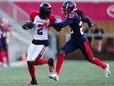 Le demi défensif des Alouettes Dionté Ruffin tente de retenir le receveur des Rouge et Noir Justin Hardy lors du match préparatoire en mai dernier à Ottawa.