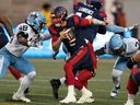 Le quart-arrière des Alouettes Cody Fajardo a été limogé par le secondeur des Argonauts Wynton McManis lors d'un match de la semaine dernière au Stade Molson. 