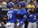 George Springer des Blue Jays, à droite, célèbre avec Kevin Kiermaier des Jays après avoir réussi un home run de trois points contre les Rays de Tampa Bay lors de la deuxième manche, le dimanche 24 septembre 2023, à Saint-Pétersbourg, en Floride.