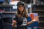 Lauren Boebert (R-Colorado) prend la parole lors d'un rassemblement du deuxième amendement dans un magasin d'armes à Midland, Texas. 