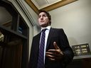 Le premier ministre Justin Trudeau fait une déclaration aux journalistes alors qu'il arrive à son bureau à Ottawa le lundi 25 septembre 2023, sur la colline du Parlement, après que le président Anthony Rota, non représenté, a accepté la responsabilité d'honorer un homme qui a combattu avec une unité nazie pendant le discours parlementaire du président ukrainien Volodymyr Zelenskyy.  