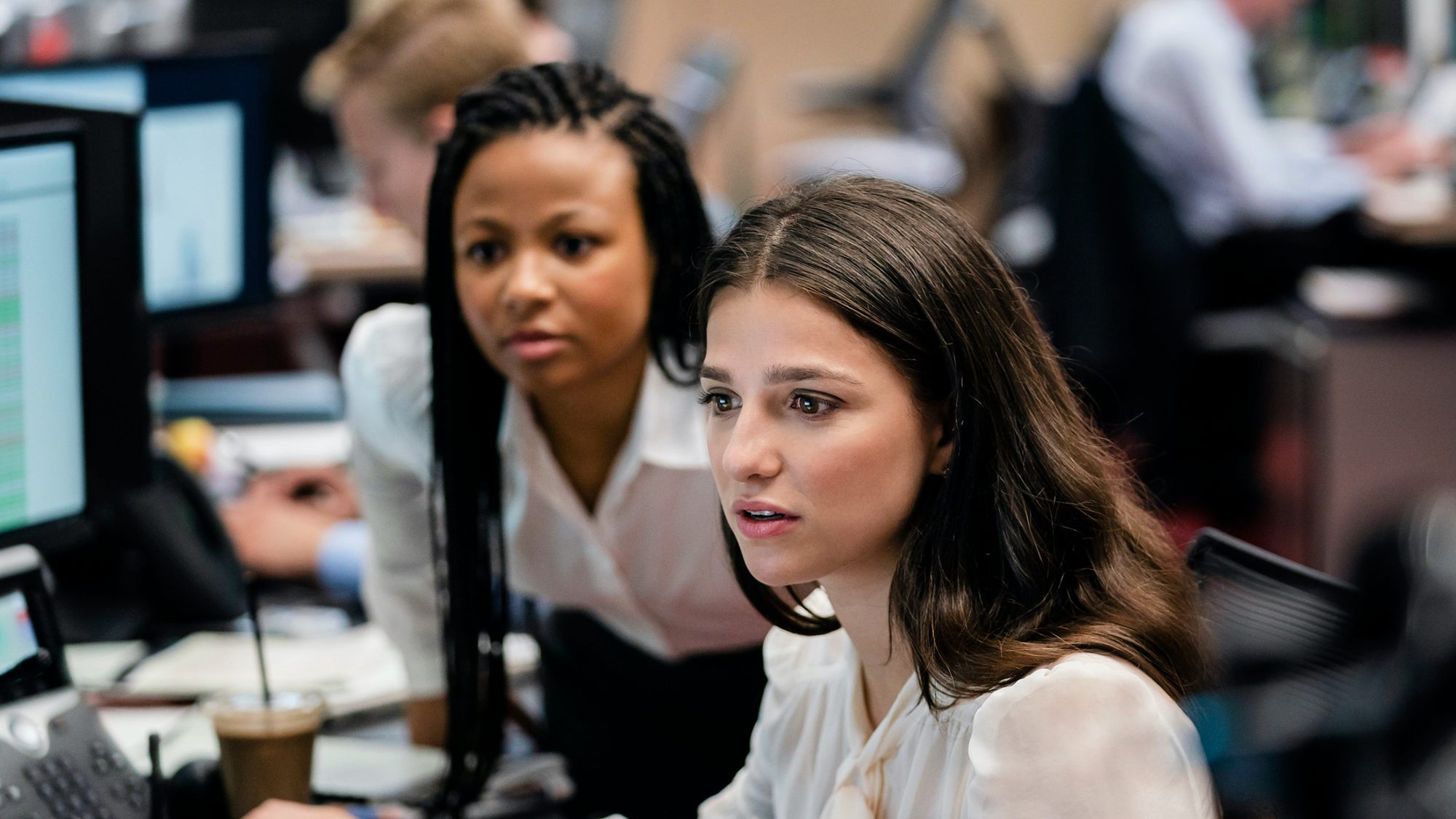 Myha'la Herrold dans le rôle de Harper et Marisa Abela dans le rôle de Yasmin dans Industry