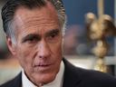 Le sénateur Mitt Romney répond aux questions dans son bureau après avoir annoncé le 13 septembre qu'il ne se représenterait pas.