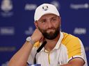 Jon Rahm de Team Europe s'exprime lors d'une conférence de presse lors d'une séance d'entraînement avant la Ryder Cup 2023.