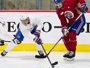 Brendan Gallagher, à gauche, et Justin Barron, des Canadiens, se battent pour la rondelle lors du camp d'entraînement du Tricolore à Brossard la semaine dernière.