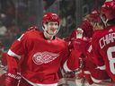 L'ailier gauche des Red Wings de Détroit, Dominik Kubalik, célèbre son but contre les Hurricanes de la Caroline la saison dernière.