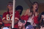 Taylor Swift regarde depuis une suite aux côtés de la mère de Travis Kelce, Donna Kelce, à l'intérieur du stade Arrowhead pendant la première moitié d'un match de football de la NFL entre les Bears de Chicago et les Chiefs de Kansas City, le dimanche 24 septembre 2023, à Kansas City, Missouri. 