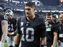 Jimmy Garoppolo des Raiders de Las Vegas quitte le terrain après une défaite contre les Steelers de Pittsburgh.