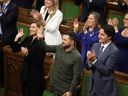 Le président ukrainien Volodymyr Zelenskyy et le premier ministre Justin Trudeau reconnaissent Yaroslav Hunka, qui était présent à la Chambre des communes à Ottawa le vendredi 22 septembre 2023. 