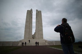 Photo d'archives : Des visiteurs marchent vers le Mémorial national du Canada à Vimy, en France.