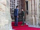 Le président ukrainien Volodymyr Zelenskyy, à droite, s'entretient vendredi avec le premier ministre Justin Trudeau, sur la colline du Parlement à Ottawa.