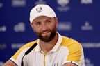 Jon Rahm de Team Europe prend la parole lors d'une conférence de presse lors d'une séance d'entraînement avant la Ryder Cup 2023 au Marco Simone Golf Club le 26 septembre 2023 à Rome, en Italie.