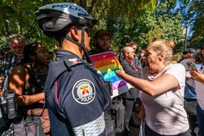 Des manifestants du « 1MillionMarch4Children » affrontent des contre-manifestants à Toronto, le mercredi 20 septembre 2023.