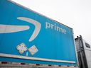 La signalisation est affichée sur un camion à l'extérieur d'une station de livraison Amazon.