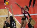 Alexa Gray du Canada frappe contre le Mexique lors du championnat continental senior de volleyball féminin de la NORCECA à Laval, au Québec, dans cette photo du mardi 29 août 2023.  Le Canada a terminé son parcours au Tournoi de qualification olympique de volleyball féminin avec une victoire de 3-0 contre la Tchéquie, dimanche.