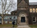 Un étudiant se promène sur le campus de l'Université de Toronto à Toronto.