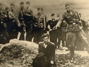 NAZI RÉEL : La photo prise entre 1941 et 1943 près de Vinnitsa, en Ukraine, fournie par le Musée commémoratif de l'Holocauste des États-Unis, montre des soldats allemands de la Waffen-SS et du Service du travail du Reich regardant un membre d'un Einsatzgruppe se préparer à tirer sur un juif ukrainien agenouillé. au bord d’une fosse commune remplie de cadavres.