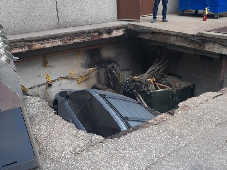 Un véhicule tombe à travers l’asphalte dans une ruelle, coupant l’électricité au centre-ville de Windsor, en Ontario.