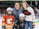 Le directeur général adjoint des Flames, Chris Snow, avec sa femme, Kelsie, et leurs enfants Cohen et Willa.