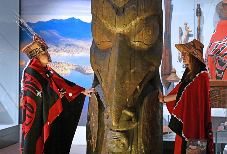 Réconciliation et calcul alors que le totem Nisga’a revient en Colombie-Britannique depuis un musée écossais