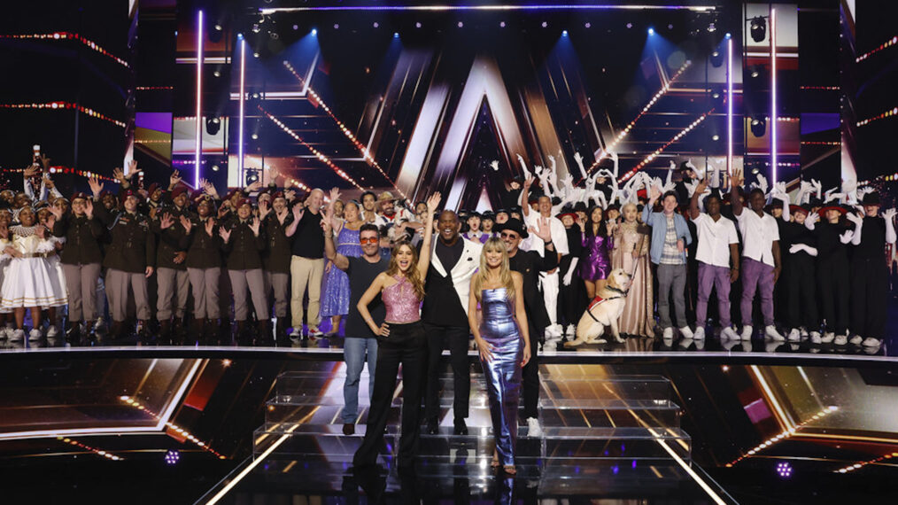 Simon Cowell, Sofia Vergara, Terry Crews, Heidi Klum, Howie Mandel avec les finalistes de la saison 18 de l'AGT