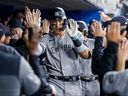 Aaron Judge des Yankees de New York célèbre un home run de deux points lors de la septième manche contre les Blue Jays au Rogers Centre le 27 septembre 2023 à Toronto. 