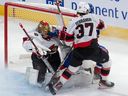 Emil Heineman des Canadiens de Montréal est appelé pour une interférence de gardien de but contre le gardien de but des Sénateurs d'Ottawa Joonas Korpisalo alors que Donovan Sebrango défend pendant la deuxième période du match préparatoire de la LNH à Montréal, le mercredi 27 septembre 2023.