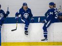 Avec ses cheveux longs, son bâton non scotché et sa langue de patin saillante, Tyler Bertuzzi s'apprête à sauter sur les planches avec son nouveau coéquipier Auston Matthews lors des entraînements du camp d'entraînement.