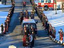 Le cortège funèbre au siège du CPS pour le Sgt.  Andrew Harnett, tué dans l'exercice de ses fonctions la veille du Nouvel An. 