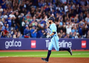 Brandon Belt des Blue Jays célèbre après avoir réussi un circuit de trois points en sixième manche contre les Yankees de New York au Rogers Centre le 28 septembre 2023 à Toronto.  Vaughn Ridley/Getty Images