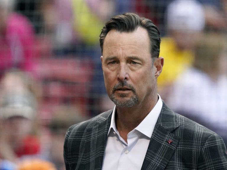 Les Red Sox disent que Tim Wakefield est sous traitement après une maladie révélée par Schilling