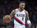 Le gardien des Portland Trail Blazers, Damian Lillard, amène le ballon contre les Knicks de New York.