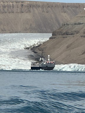 Ocean Endeavour au glacier du Cap Croker.