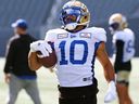 Le demi inséré des Blue Bombers de Winnipeg, Nic Demski, participe à l'entraînement de son équipe le 25 septembre 2023.