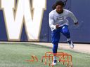 Le joueur de retour Janarion Grant s'entraîne sur la touche lors de l'entraînement des Blue Bombers de Winnipeg, le 25 septembre 2023.